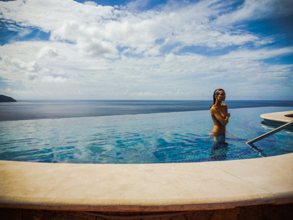 emily-ratajkowski-bts-st-lucia-sm-2.jpg